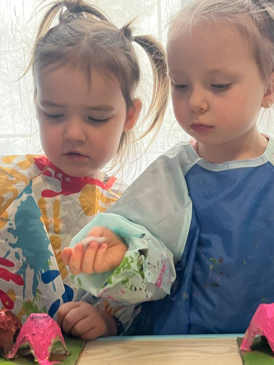 Дети занимаются творчеством в Tinyland