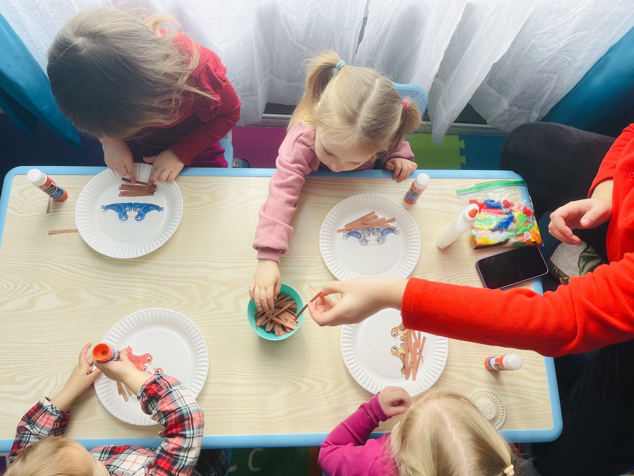 Воспитатель и ребёнок на прогулке